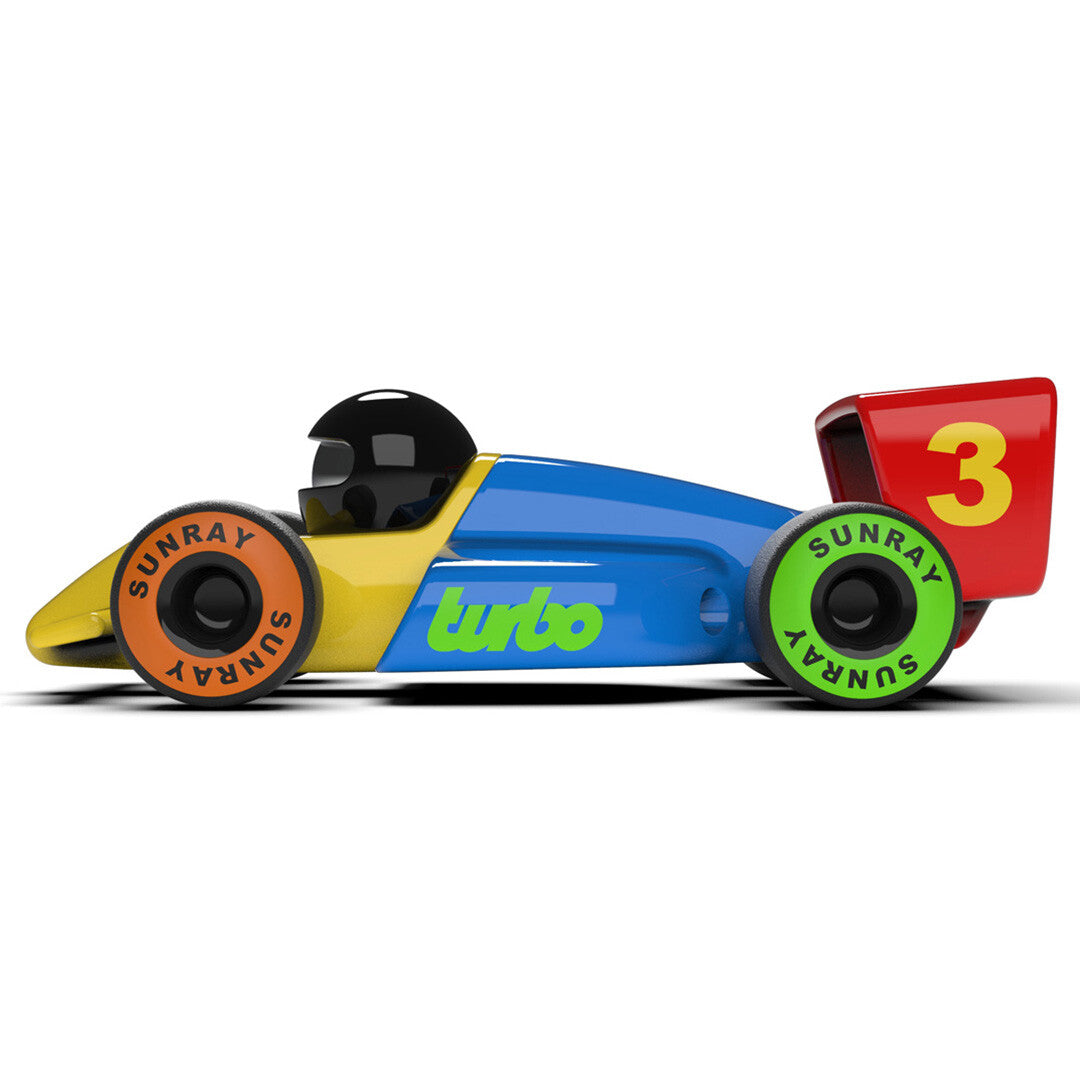 Playforever raceauto Turbo Miami, veelkleurig met nummer 3 op de achtervleugel, van de zijkant gefotografeerd.