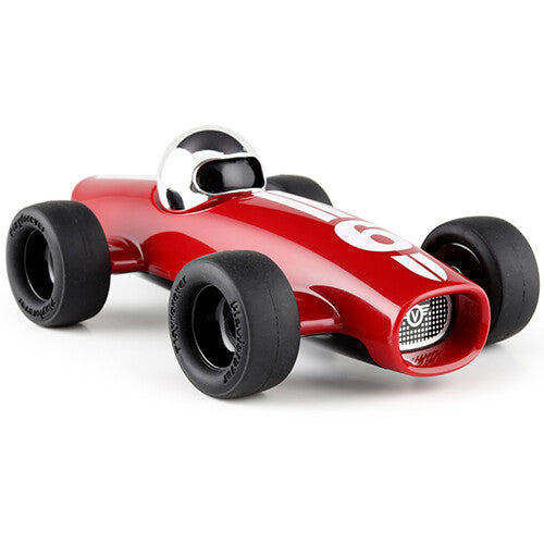 Playforever rode raceauto met nummer 6 en zilveren helm, schuin van voren gefotografeerd.