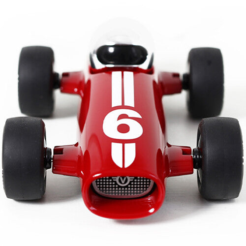 Playforever rode raceauto met witte streep en nummer 6, recht van voren gefotografeerd.
