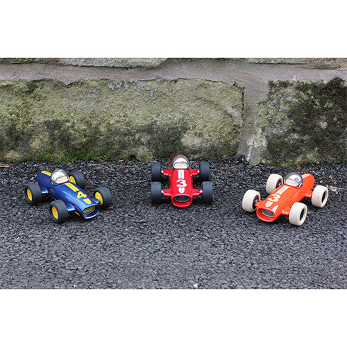 Drie Playforever raceauto's in blauw, rood en oranje staan op een donkere ondergrond.