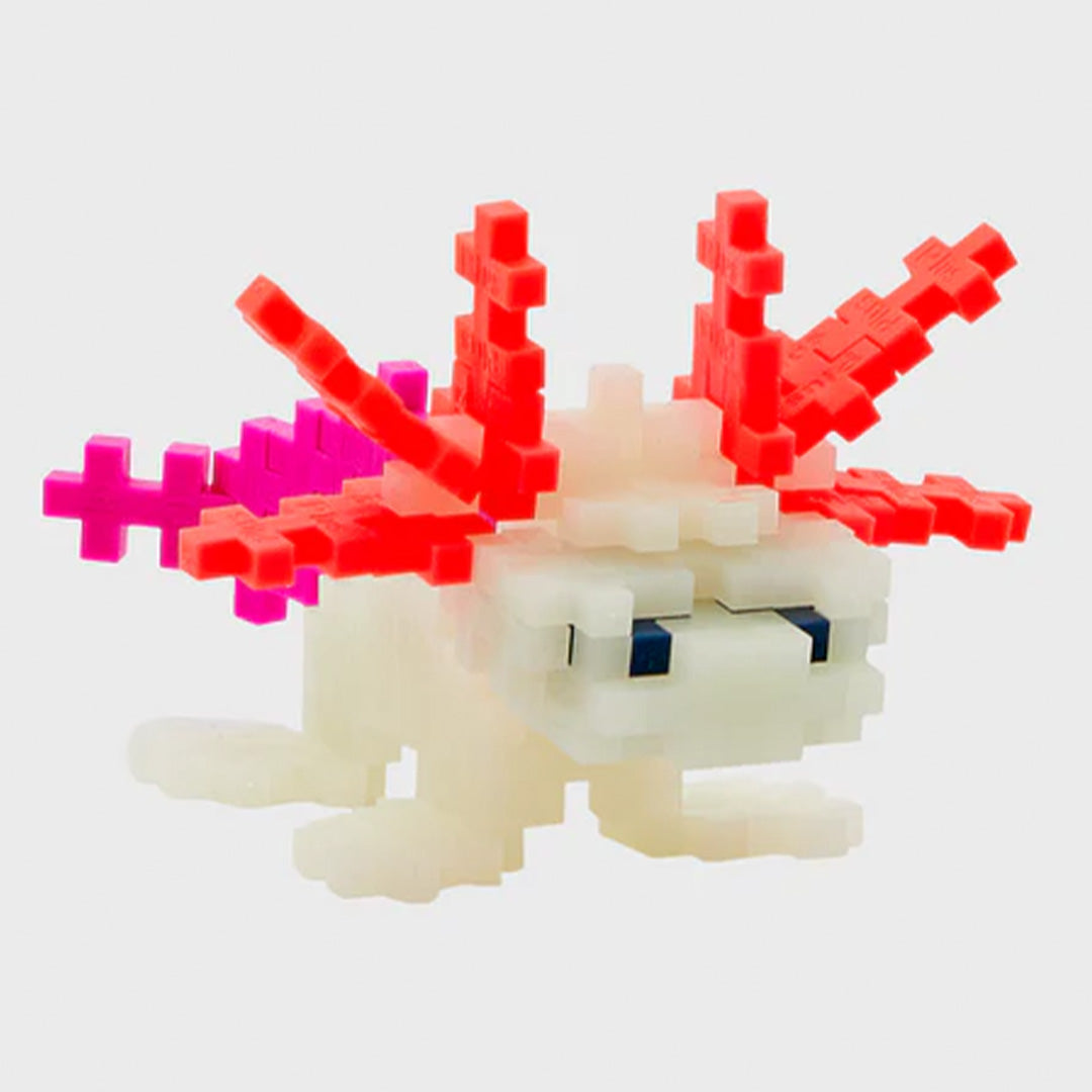 Een gebouwde Plus-Plus axolotl figuur van witte, roze en rode bouwblokken met blauwe ogen.