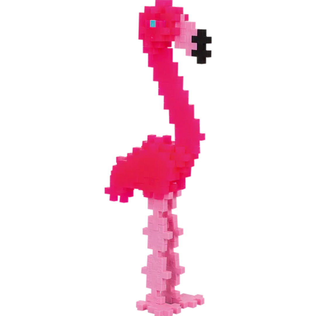 Een roze flamingo, gemaakt van Plus-Plus bouwstenen, staat rechtop.