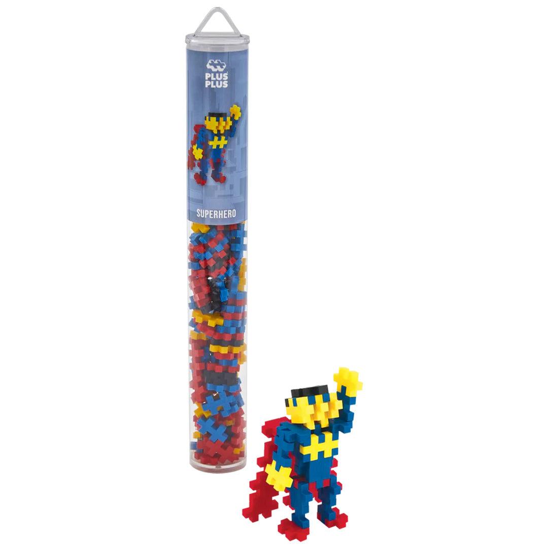 Plus-Plus bouwblokken superheld set met een transparante koker vol bouwstenen en een gebouwde superheld ernaast.