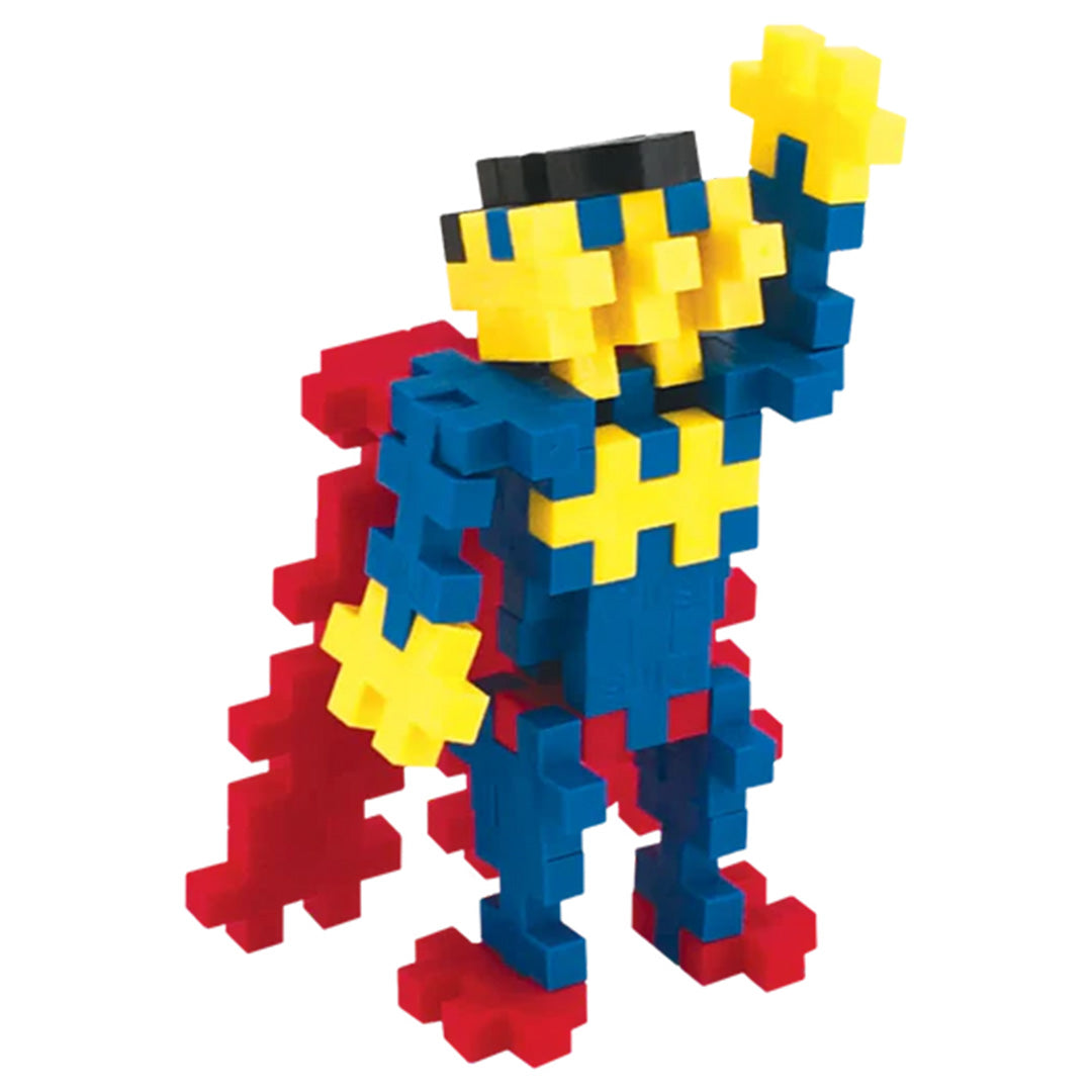 Een close-up van de gebouwde Plus-Plus superheld figuur in blauw, geel, rood en zwart.