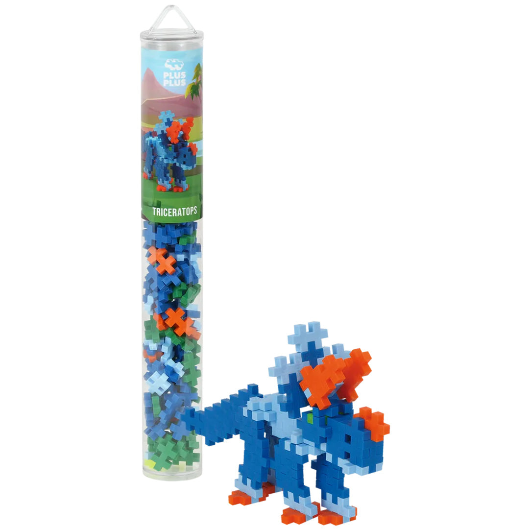 Plus-Plus bouwblokken set met een transparante koker vol bouwstenen en een gebouwde blauwe triceratops.