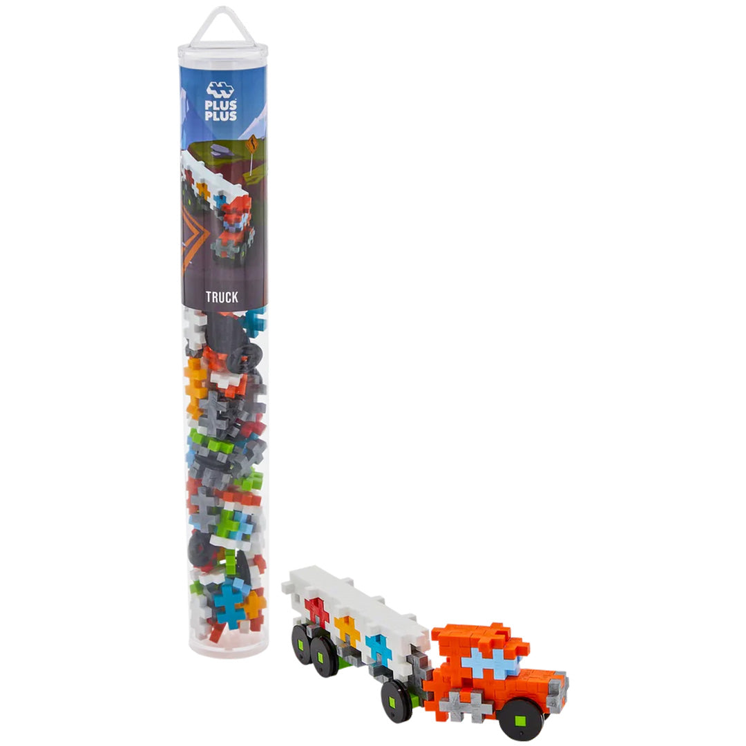 Plus-Plus bouwblokken vrachtwagen set met verpakking en een gebouwde kleurrijke vrachtwagen.