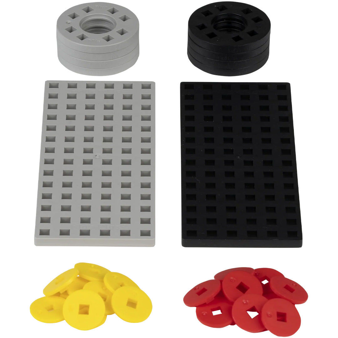 Losse Plus-Plus bouwstenen accessoires met grijze en zwarte platen, wielen en kleine rode en gele ronde onderdelen.