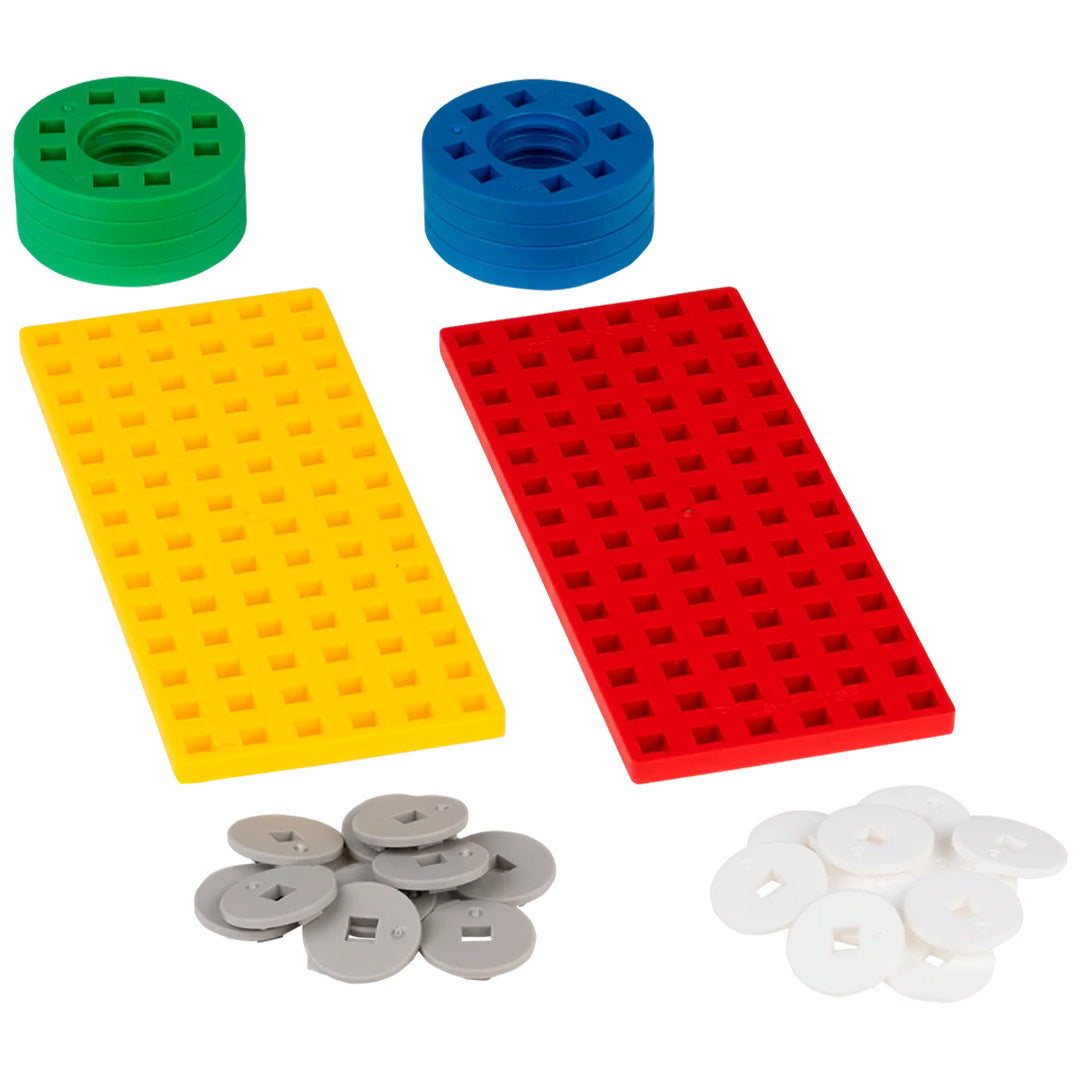 Plus-Plus bouwstenen accessoires met rode en gele bouwplaten, groene en blauwe wielen en grijze en witte verbindingsstukken.