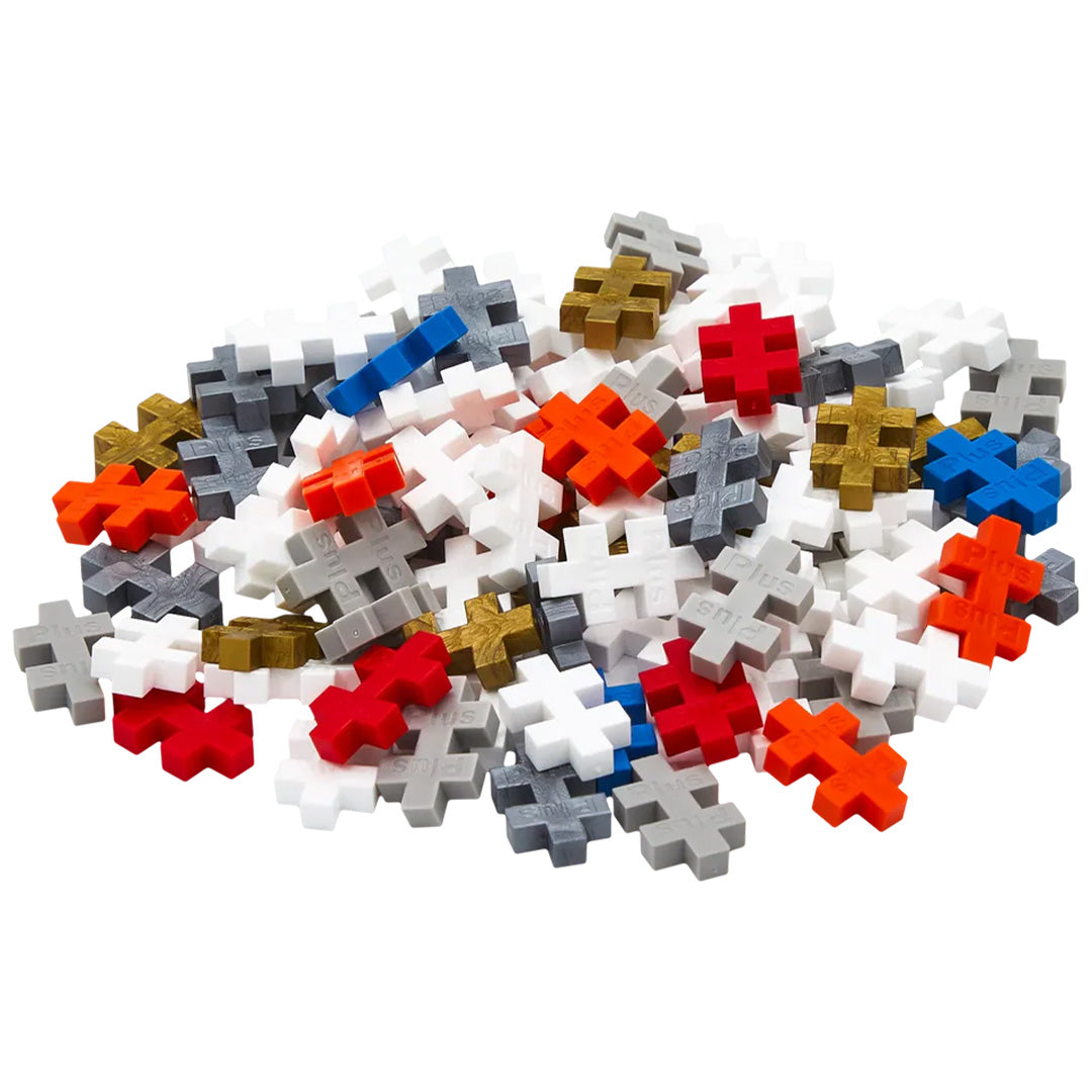 Een hoopje Plus-Plus bouwblokken in wit, grijs, rood, blauw, oranje en goud.