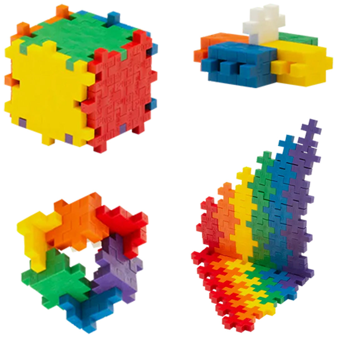 Vier verschillende constructies, waaronder een kubus en een regenboogvorm, gemaakt van veelkleurige Plus-Plus bouwblokken.