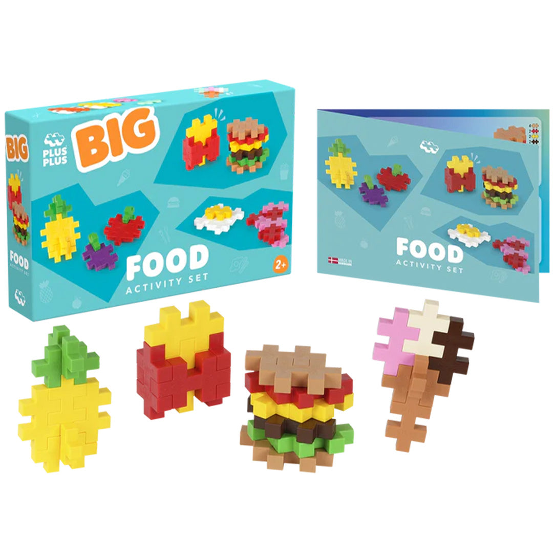 De Plus-Plus Big Food Activity Set met verpakking, instructieboekje en voorbeelden van gebouwde ananas, frietjes, hamburger en ijshoorntje.