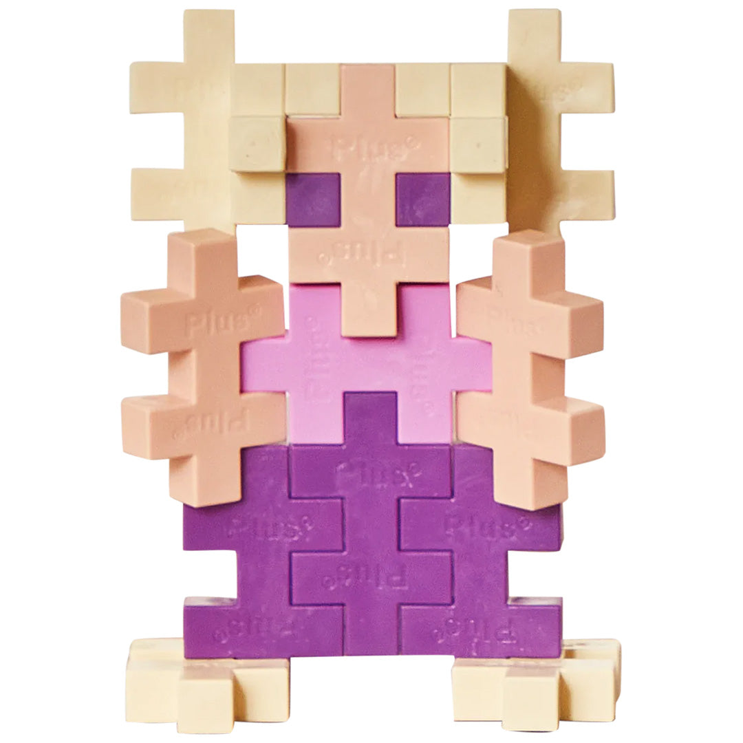 Een figuur gebouwd van Plus-Plus BIG bouwblokken in beige, roze en paarse tinten.