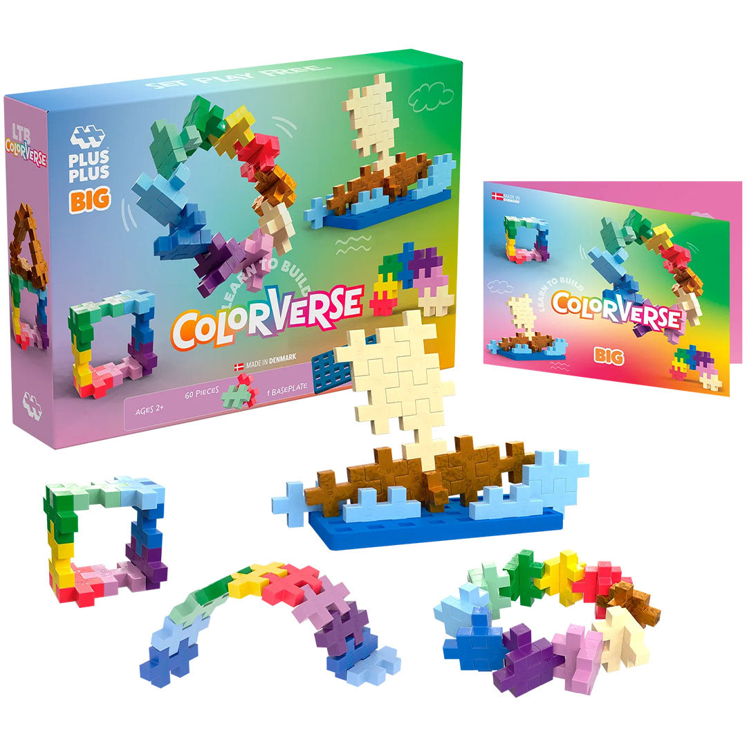 De Plus-Plus ColorVerse bouwblokken set met verpakking, instructieboekje en diverse kleurrijke bouwwerken.