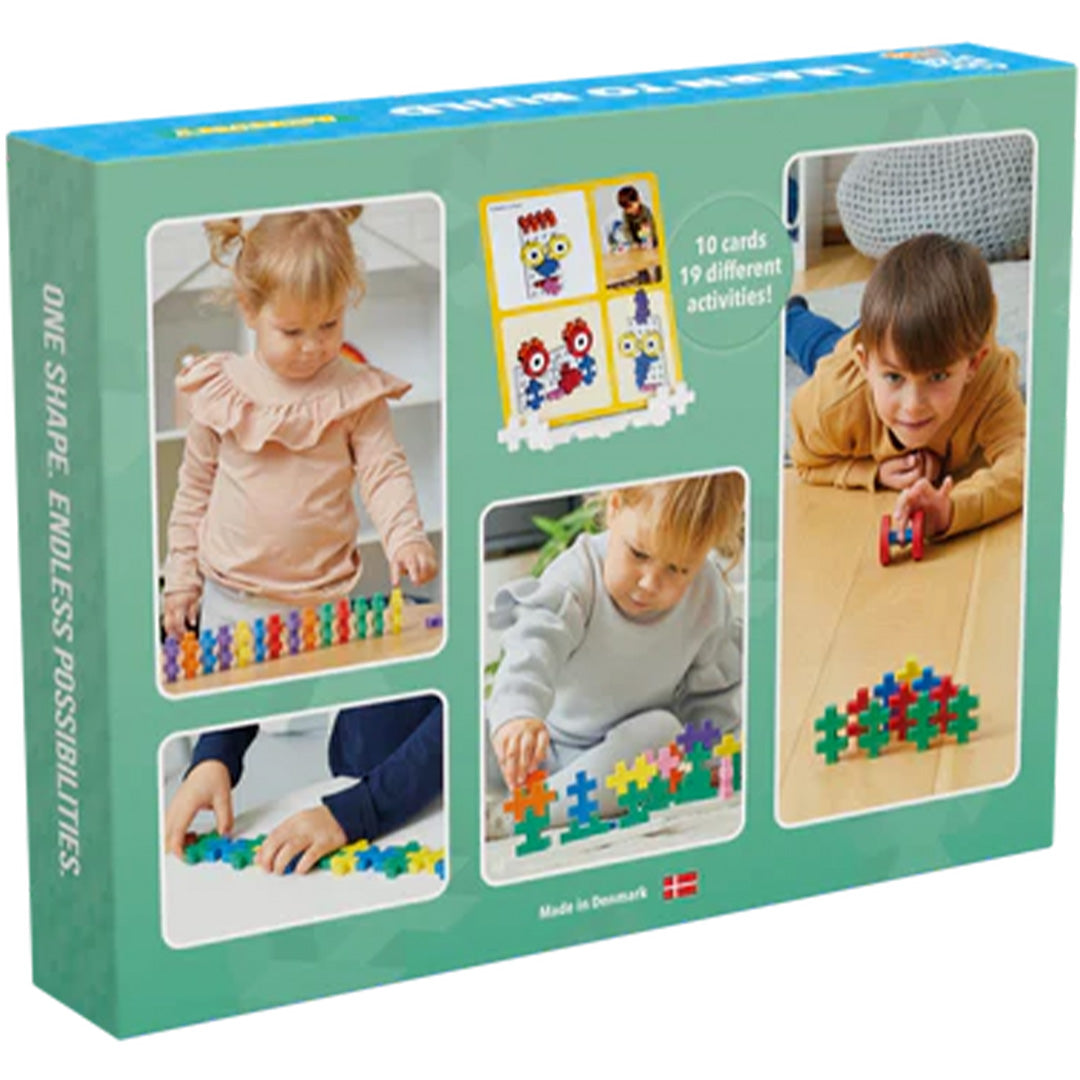 Achterkant van de Plus-Plus Learn to Build Activity Set verpakking met foto's van spelende kinderen en activiteitskaarten.