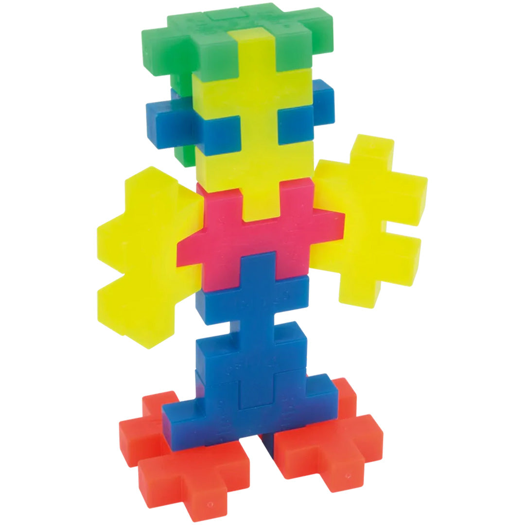 Een figuur gebouwd van felgekleurde Plus-Plus BIG bouwblokken.