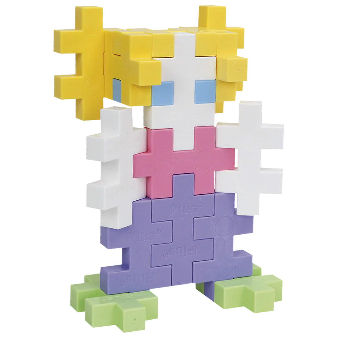 Een figuur gebouwd van Plus-Plus bouwblokken in pastelkleuren.