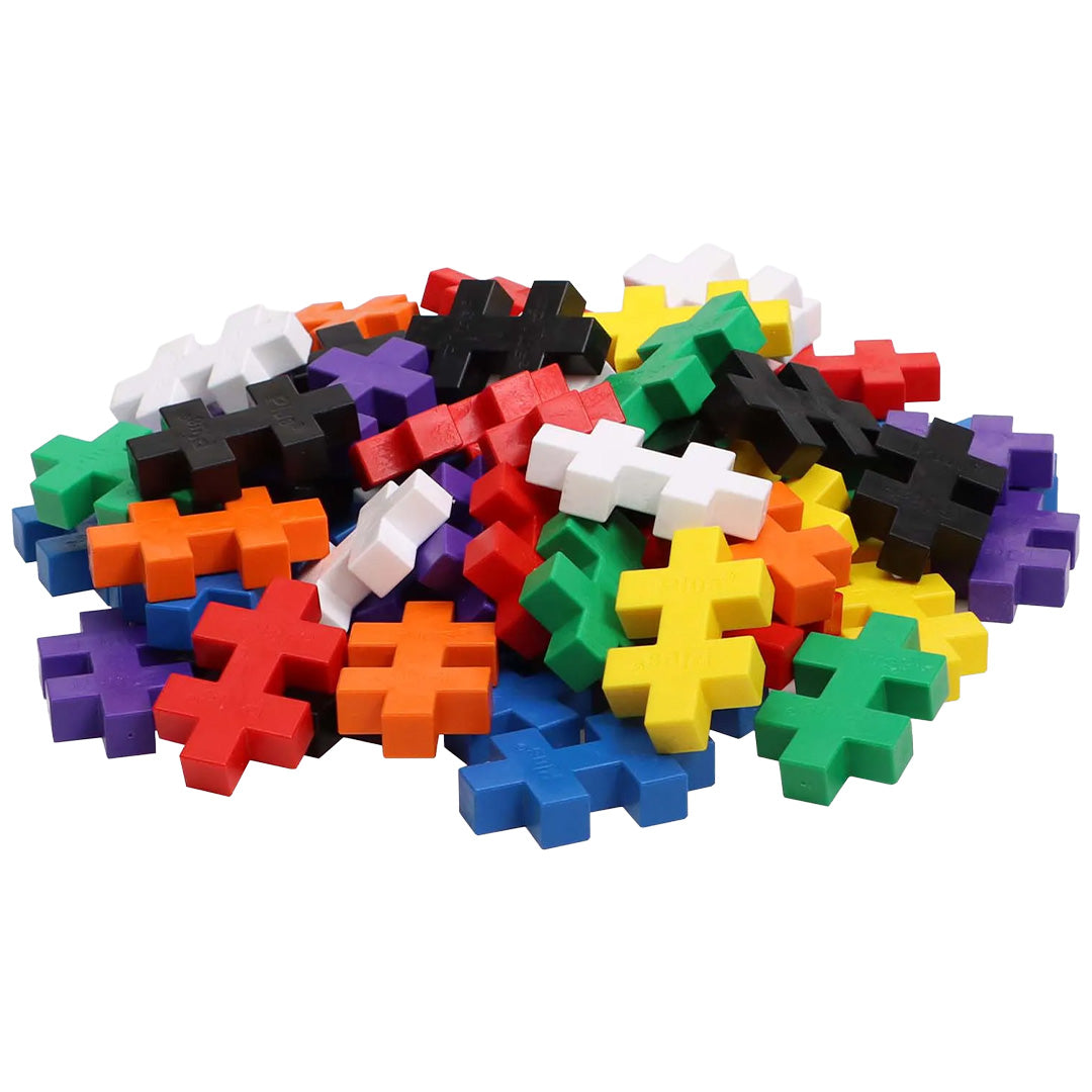 Een hoop kleurrijke Plus-Plus bouwstenen in verschillende kleuren.