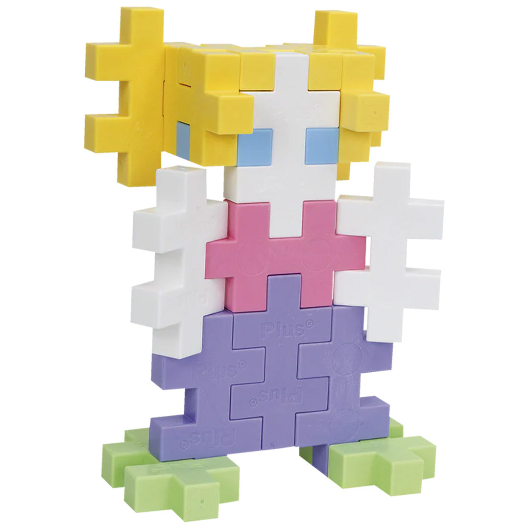 Een figuur gebouwd van Plus-Plus bouwblokken in pastelkleuren.