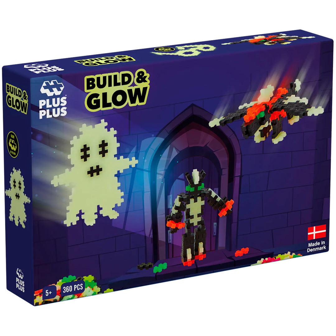 Plus-Plus Build & Glow bouwblokken verpakking met een spook, monster en draak in een donkere kasteelomgeving.