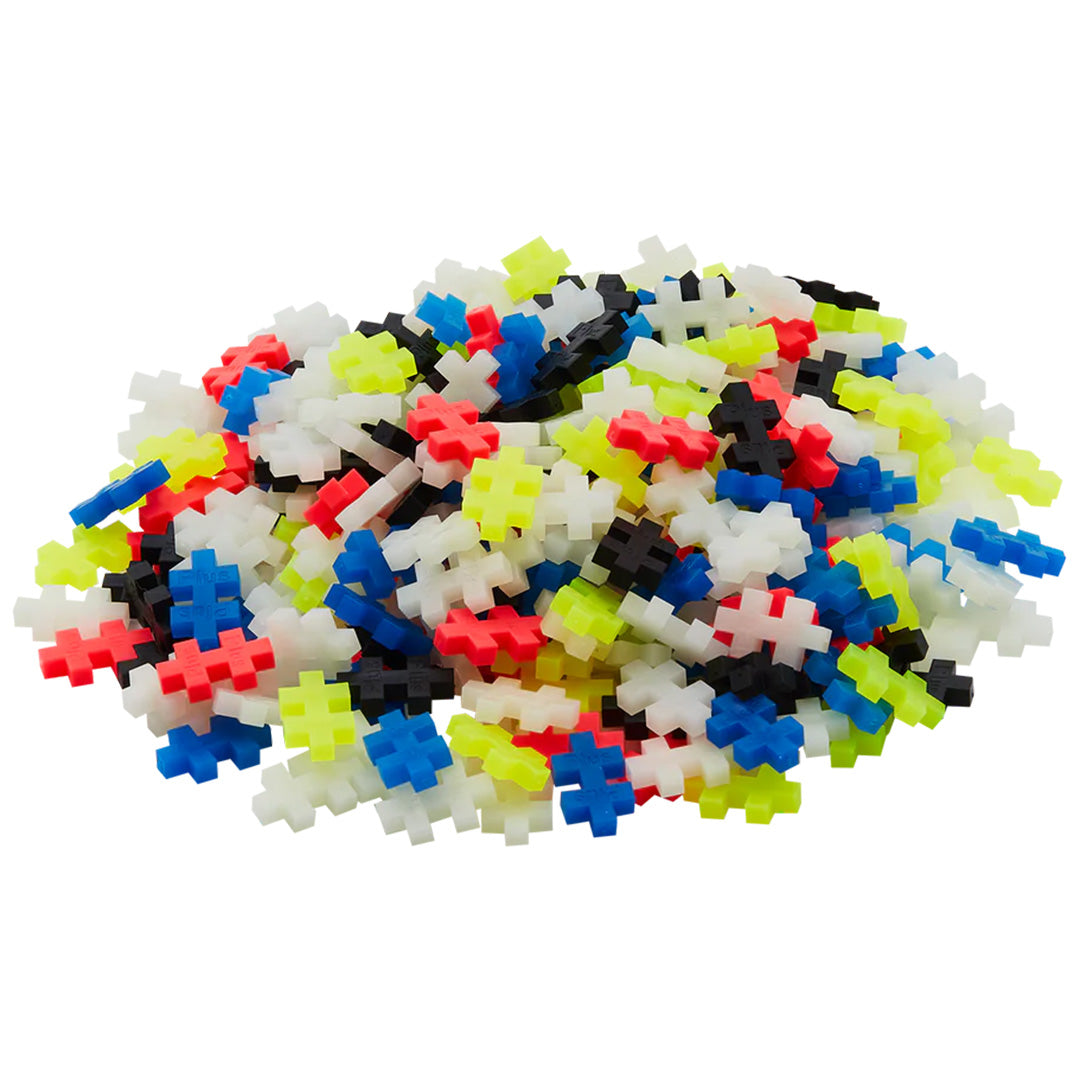 Een hoop veelkleurige Plus-Plus bouwblokken, waaronder witte, zwarte, rode, blauwe en neongele stukken.