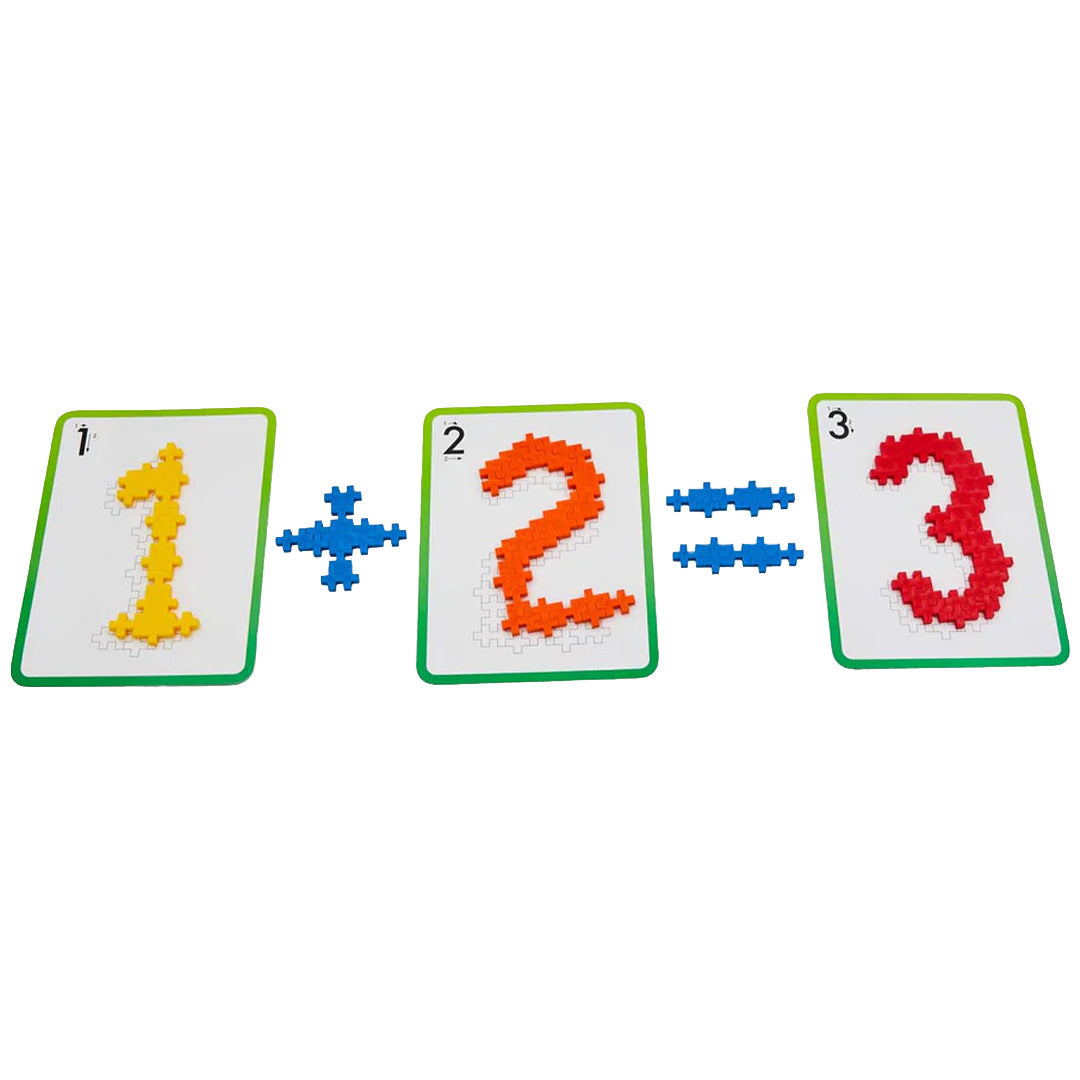 Detail van Plus-Plus bouwblokken die de rekensom 1 + 2 = 3 vormen op instructiekaarten.