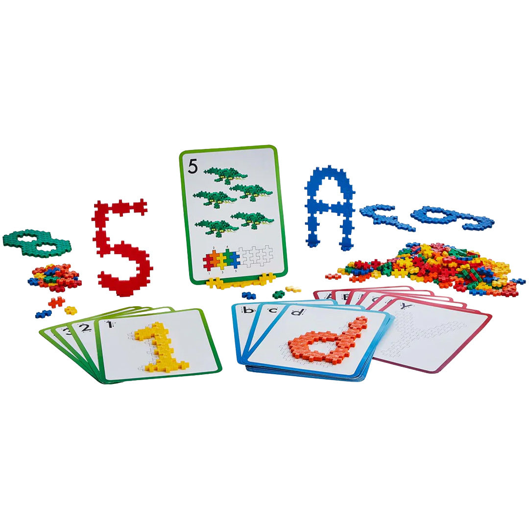 Plus-Plus Learn to Build ABC & 123 bouwspeelgoed set met bouwblokken, instructiekaarten en gebouwde cijfers en letters.