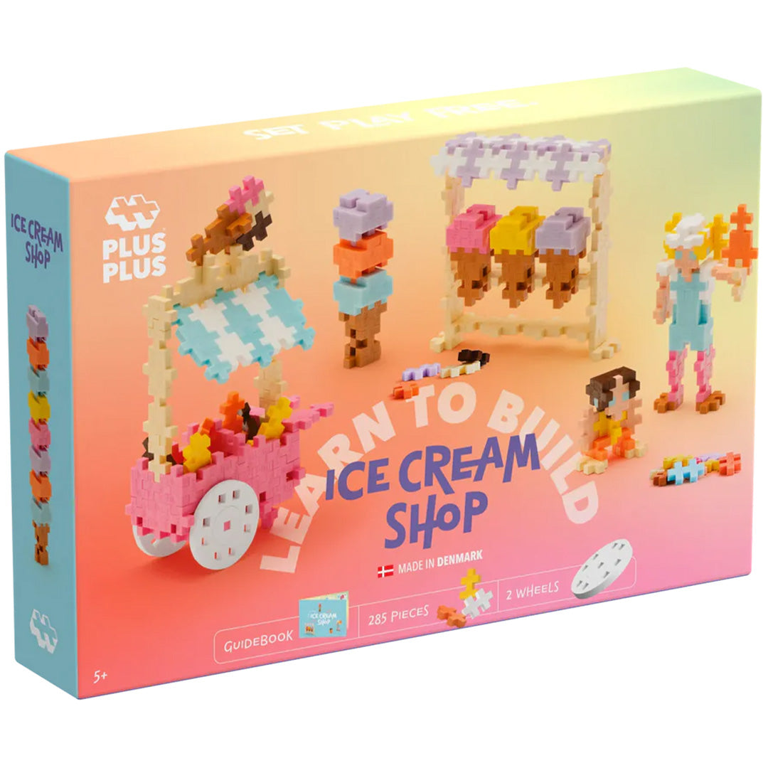 Plus-Plus bouwblokken 'Learn to Build Ice Cream Shop' verpakking met voorbeelden van ijssalonfiguren en -accessoires.