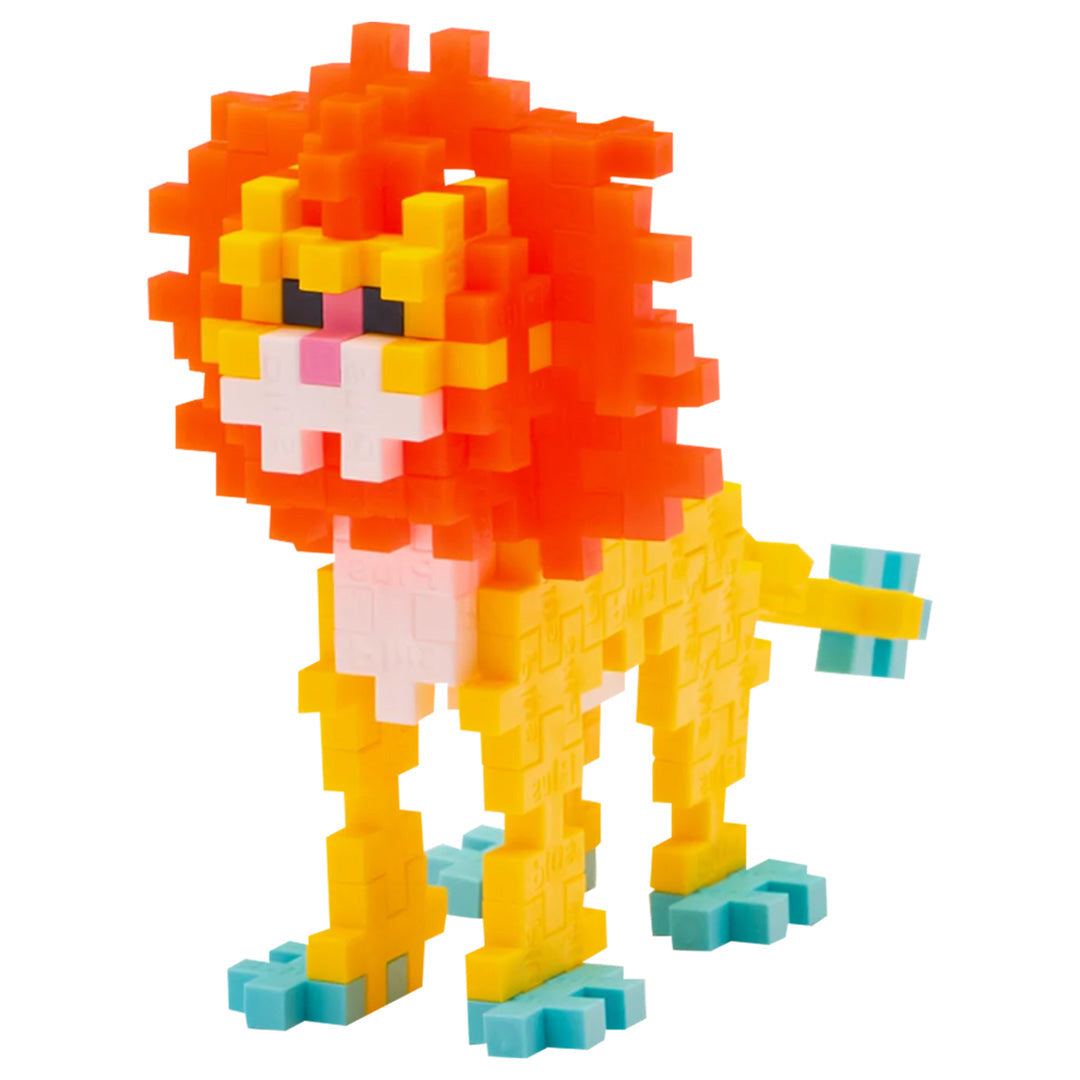 Een close-up van een gele en oranje leeuwfiguur gemaakt van Plus-Plus bouwstenen.
