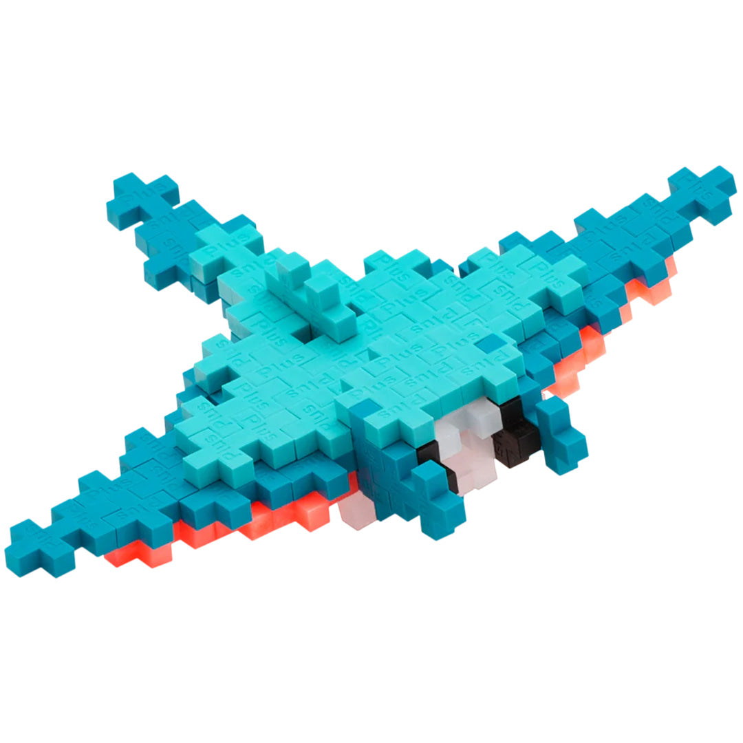 Een volledig gebouwde manta ray van bouwblokken in blauw, oranje en wit.