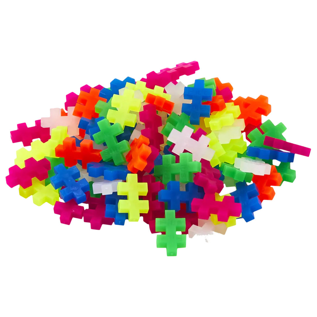 Een hoop losse Plus-Plus bouwblokken in felle neonkleuren.