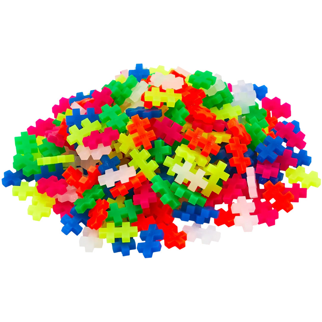 Een grote hoop losse Plus-Plus neon bouwstenen in verschillende felle kleuren.