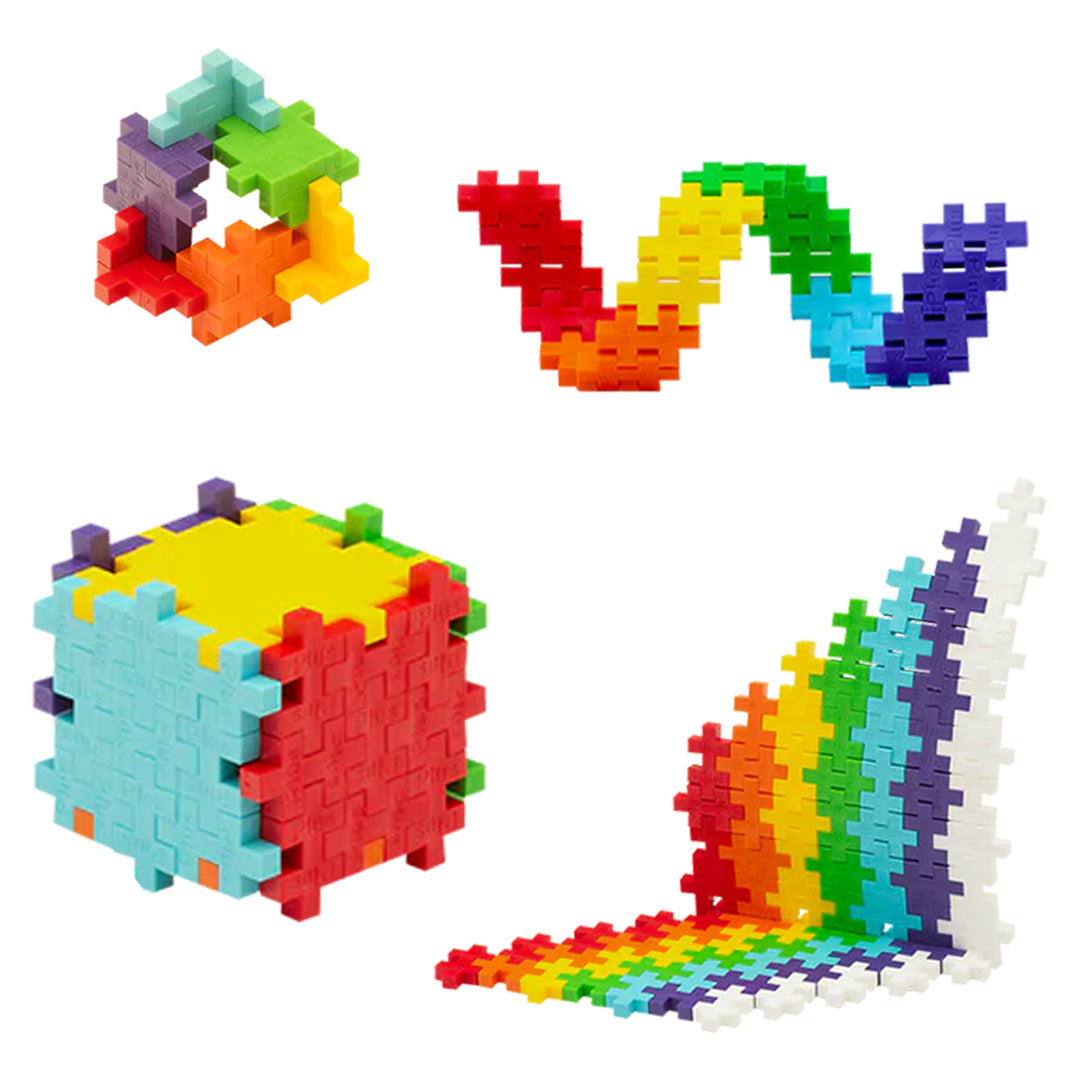 Vier verschillende creaties, waaronder een regenboog en een kubus, gemaakt van Plus-Plus bouwstenen.