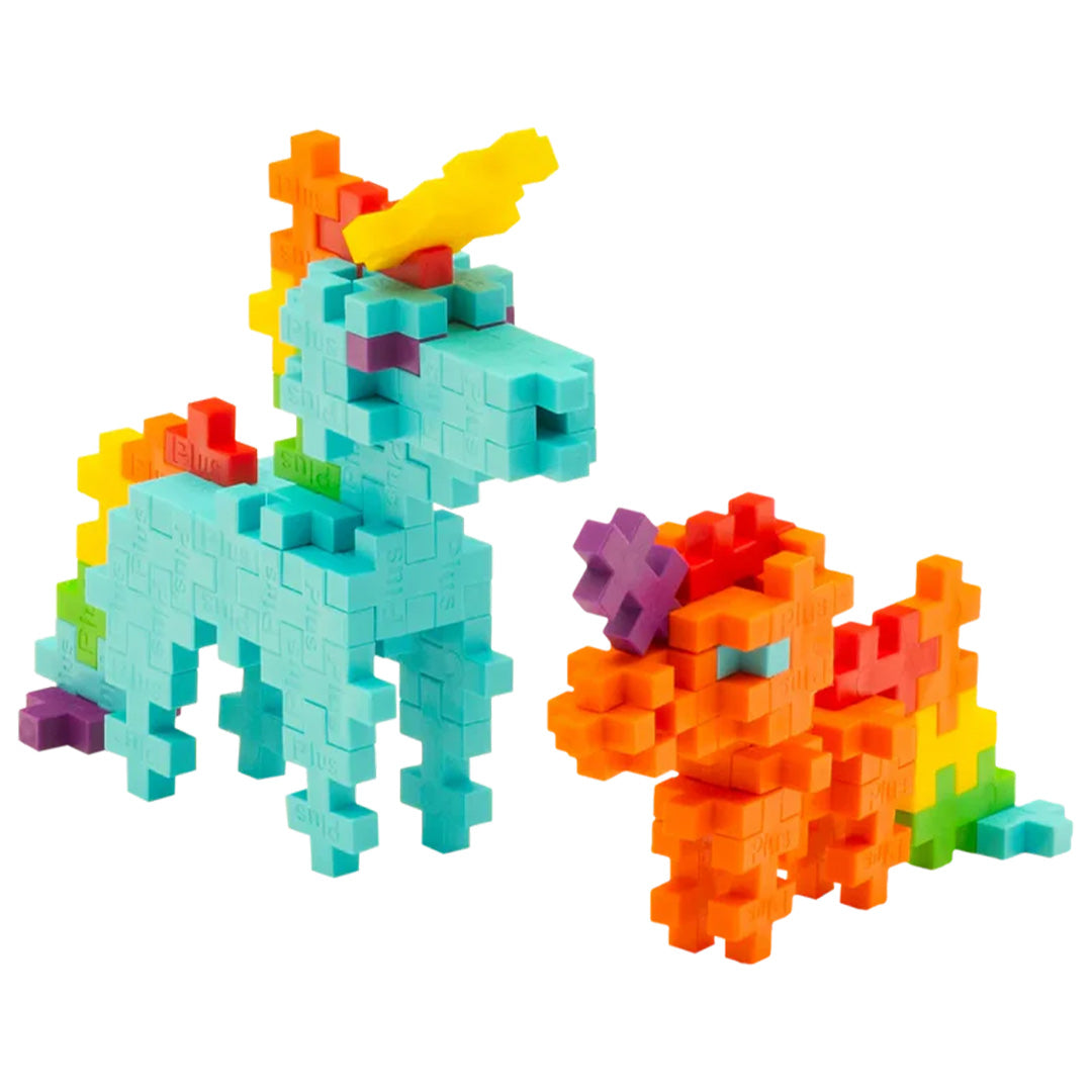 Twee Plus-Plus figuren, een blauwe eenhoorn en een oranje dier met regenboogkleuren, gemaakt van bouwblokken op een witte achtergrond.