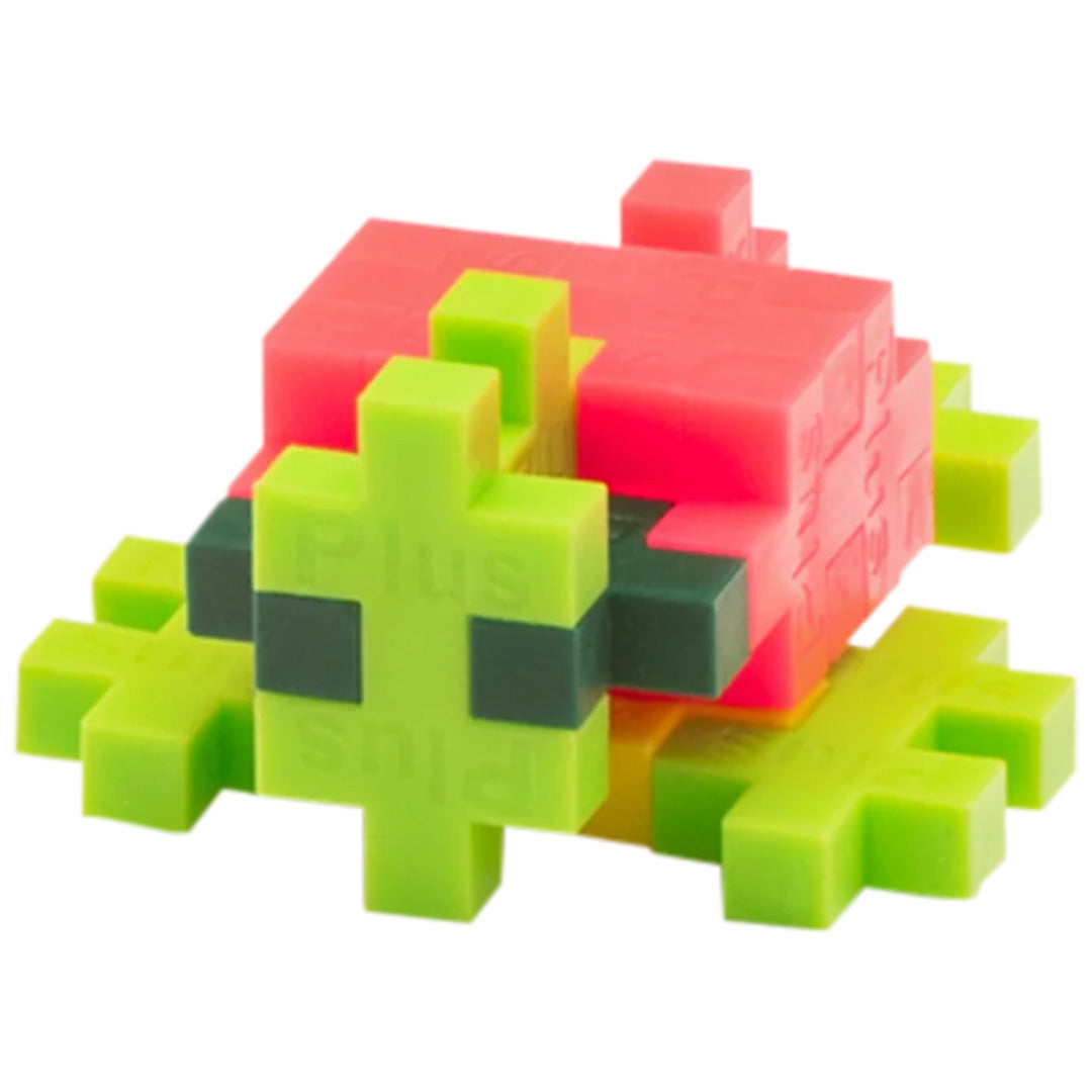 Een kleine Plus-Plus bouwstenen zeeschildpad in rood en groen.