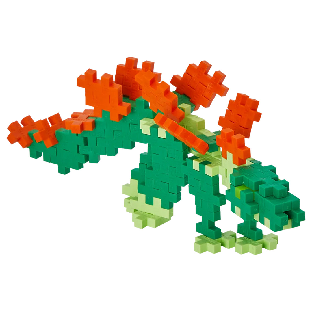 Een gebouwde stegosaurus van groene en oranje Plus-Plus bouwblokken.