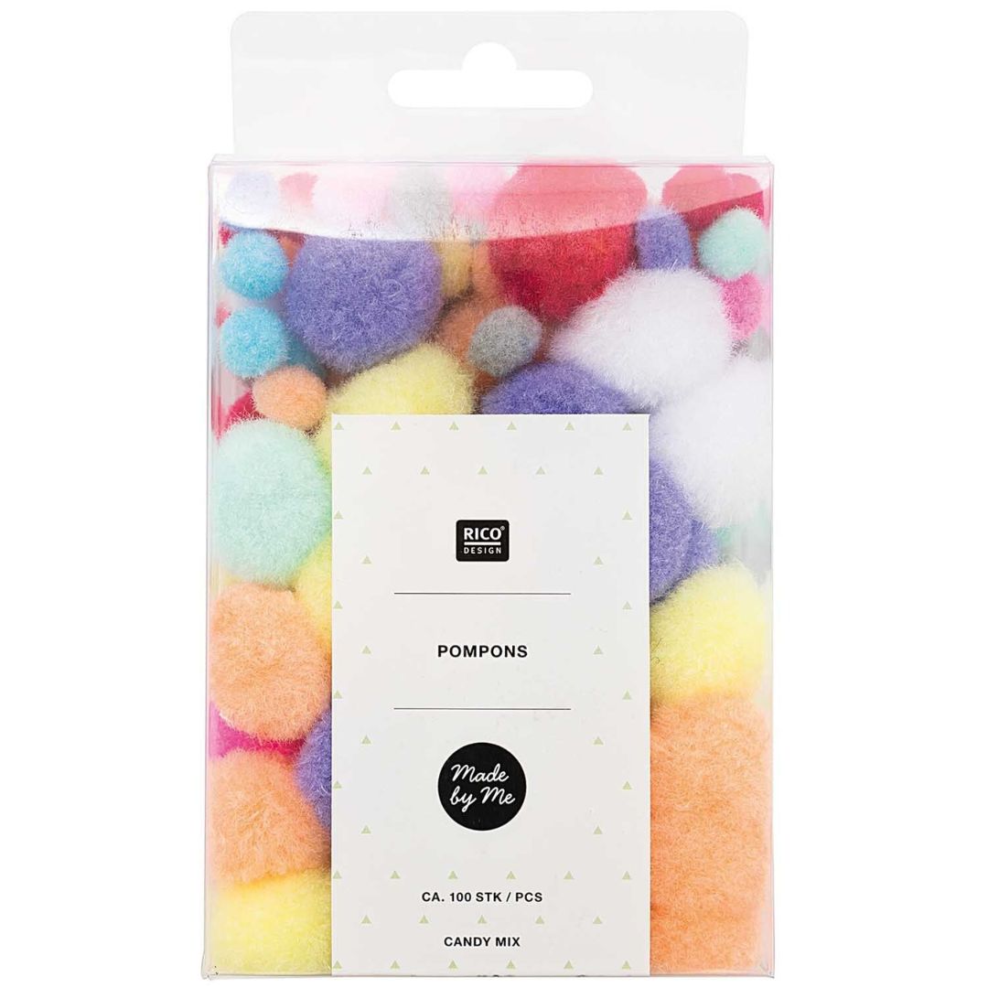 Rico Design verpakking met veelkleurige pompons in verschillende formaten.