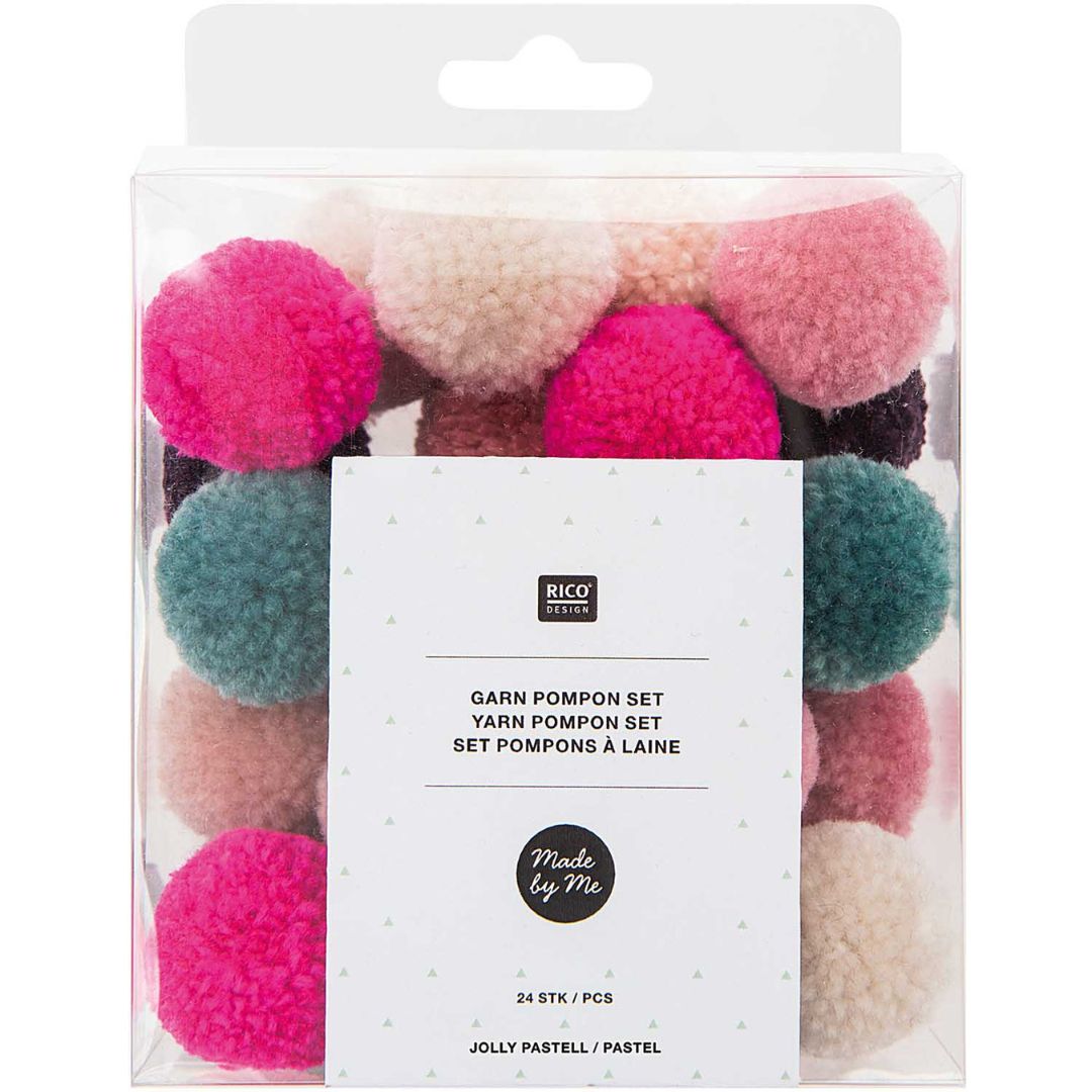 Rico Design pompon set in een transparante verpakking met pastelkleurige pompons.