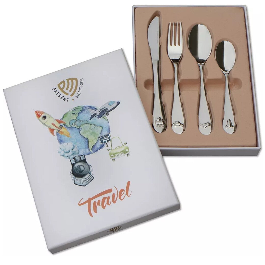 Verpakking van de Present Memories kinderbestekset met een 'Travel' thema-illustratie en de bestekset in de geopende doos.