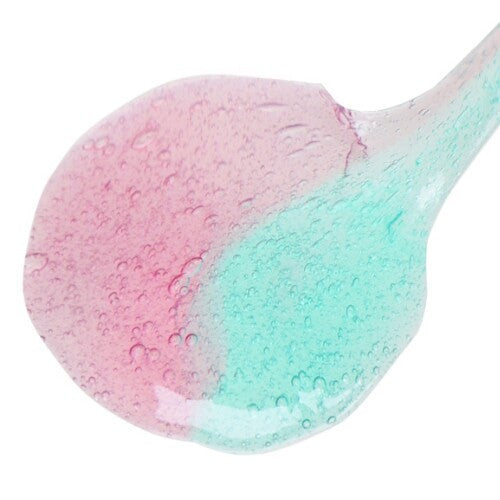 Detailopname van roze en turquoise slijm met bubbels.