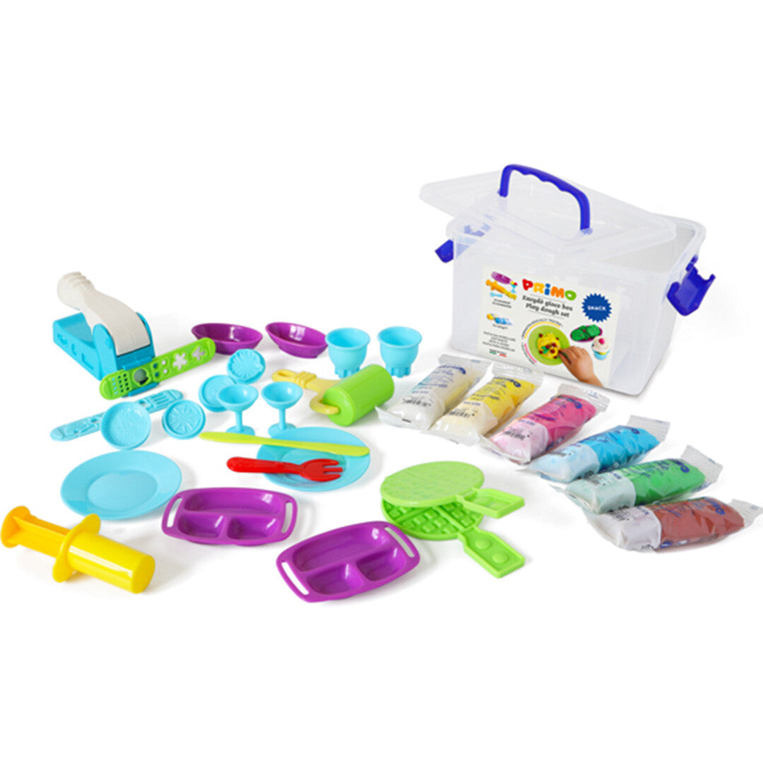 Overzicht van de Primo glutenvrije modelleerklei set met diverse plastic accessoires zoals bordjes, kopjes, een wafelijzer en tubes klei.