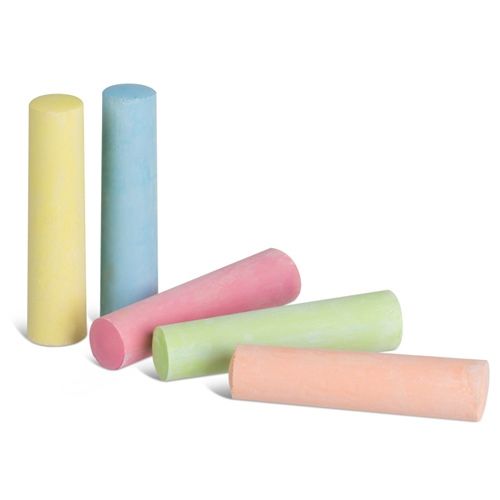 Zes gekleurde jumbo stoepkrijtjes liggen en staan op een witte achtergrond.