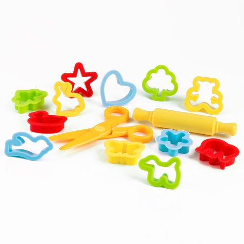 Primo klei accessoires set met diverse kleurrijke uitsteekvormpjes, een deegroller en een schaar.