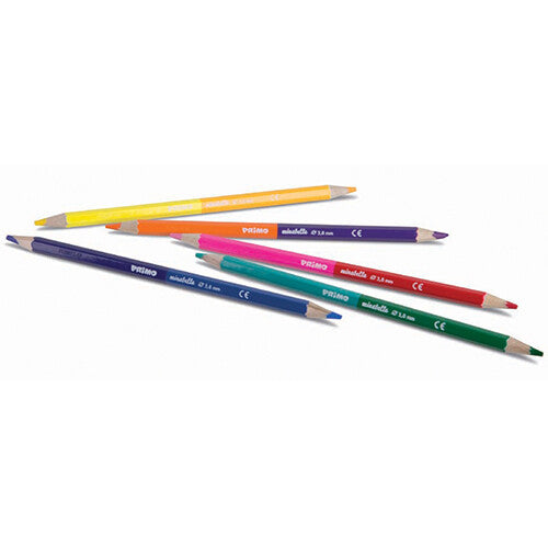 Een collectie van zes Primo dubbele kleurpotloden in verschillende kleuren, liggend op een witte ondergrond.