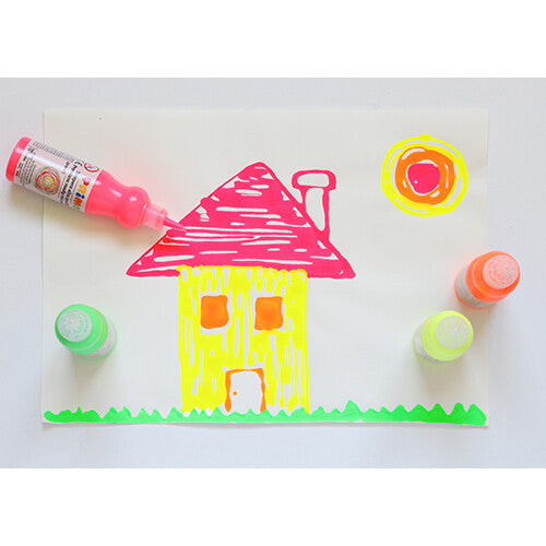 Een tekening van een huis en zon gemaakt met Primo fluorverf op wit papier, met enkele flesjes ernaast.