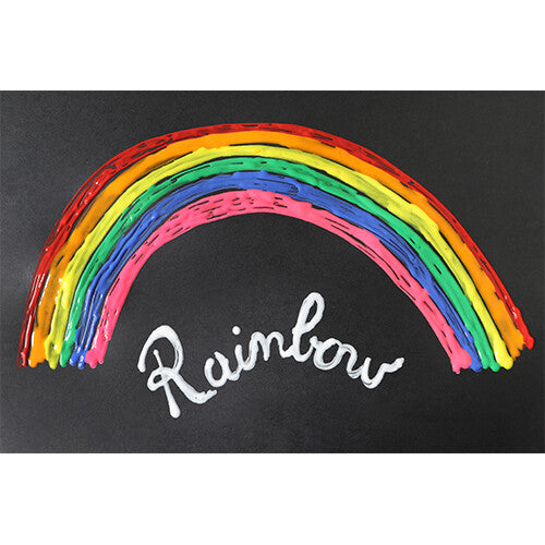Een kleurrijke regenboog getekend met dikke lijnen Primo plakkaatverf op zwart papier, met het woord 'Rainbow' eronder.