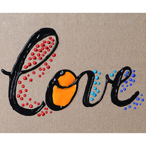 Het woord 'love' geschreven in zwarte verf met rode, oranje en blauwe verfstippen op bruin papier.