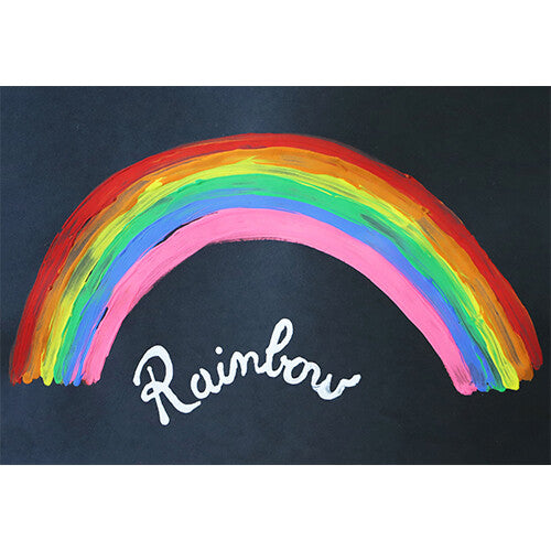 Een geschilderde regenboog in felle kleuren op een zwarte achtergrond met het woord "Rainbow" eronder.