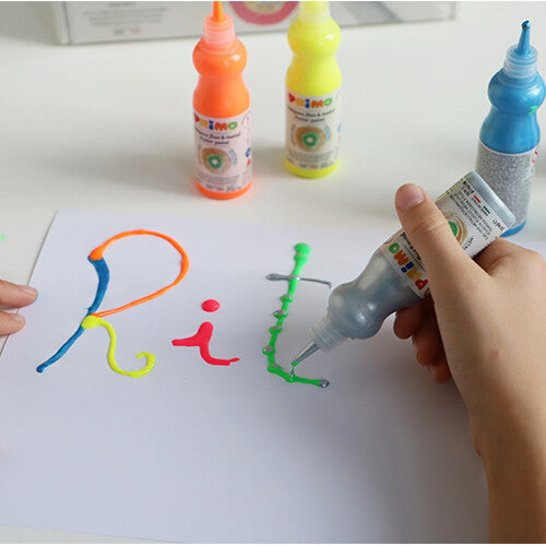 Een kinderhand die zilveren Primo hobbyverf uit een knijpflesje gebruikt om de letter 't' te schrijven.