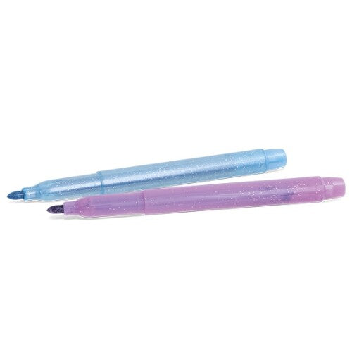 Twee Primo glitter stiften, een lichtblauwe en een lichtpaarse, liggen schuin.