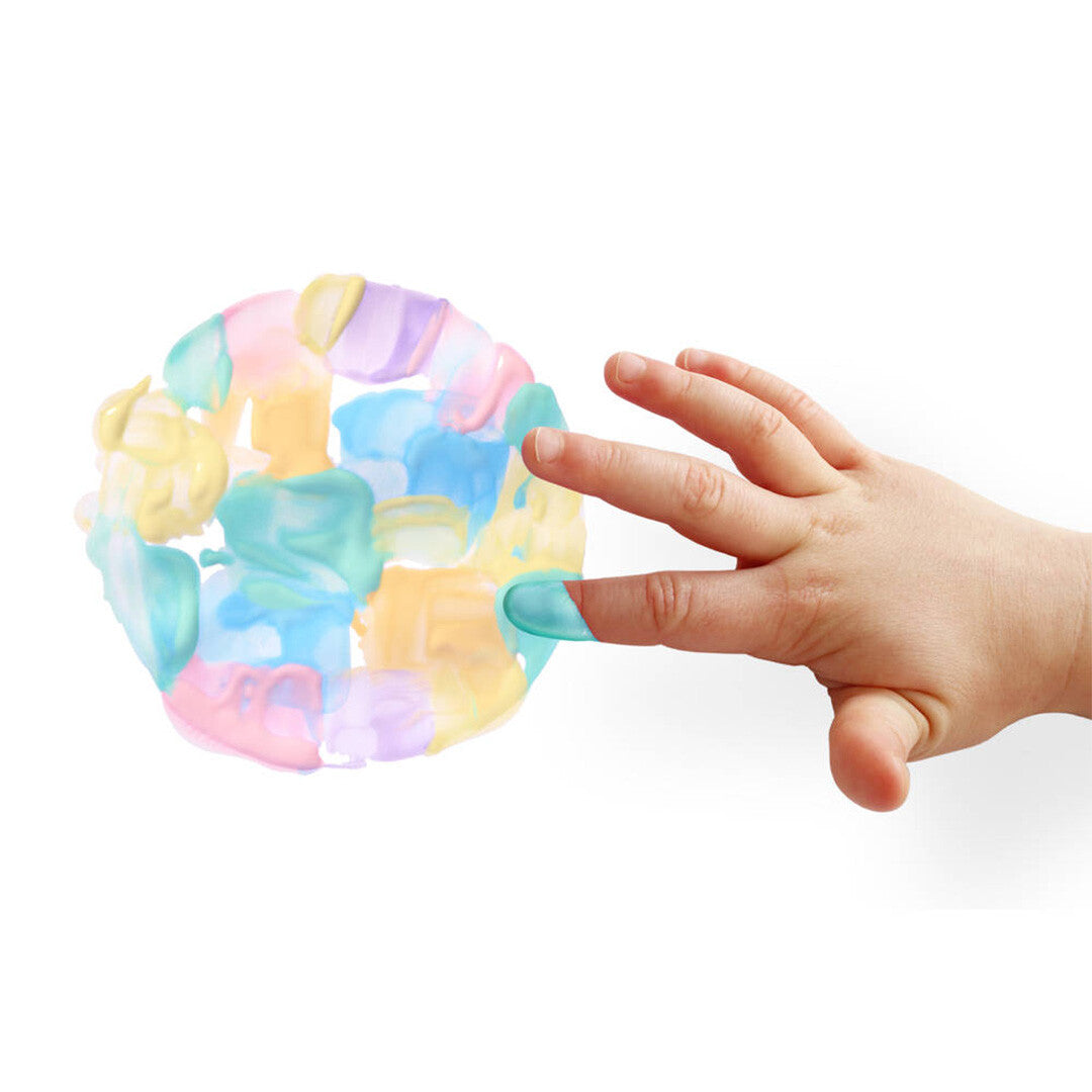 Een kinderhand met een vinger in lichtblauwe vingerverf, die een cirkel van gemengde pastelkleuren maakt.